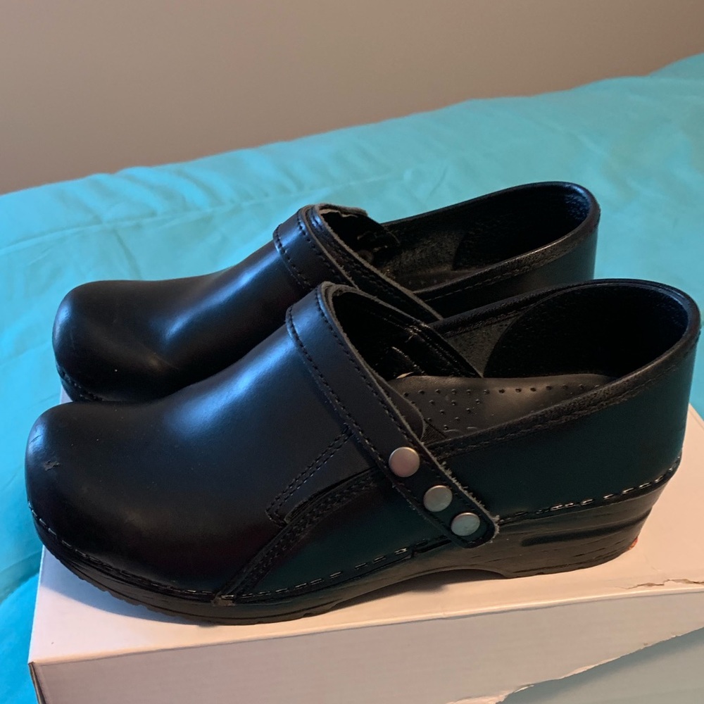 All black Sanita’s